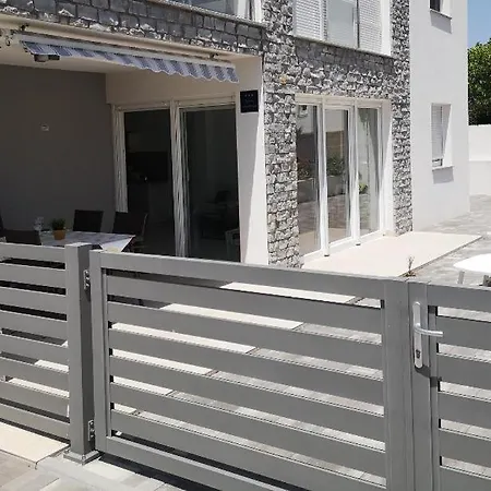 Lola Apartmán